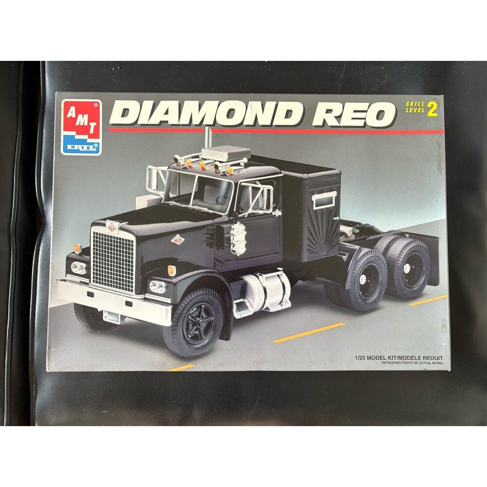 AMT Ertl 8137 1/25 Scale Diamond REO Semi Truck Tractor Plastic Model Kit NEW